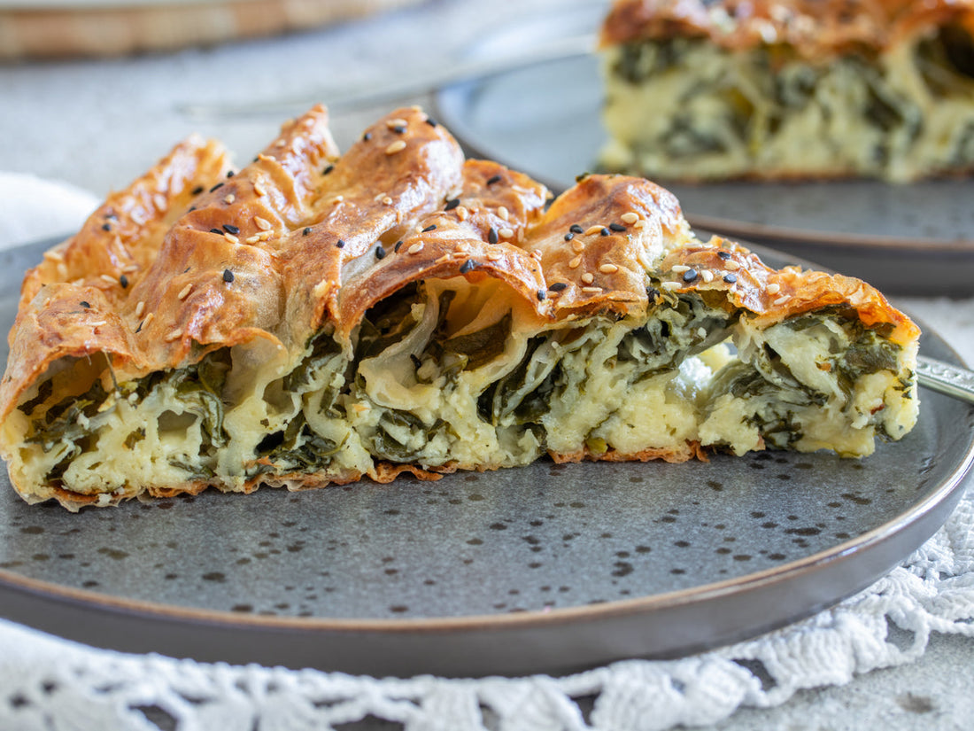 Geleneksel Bosna böreği ve Türk böreği çeşitleri, el açması yufka ile hazırlanmış farklı börek kültürlerini temsil eden lezzetler. Bosanski burek, sirnica ve diğer Boşnak börekleri Balkan mutfağının vazgeçilmez tatları arasında yer alır.